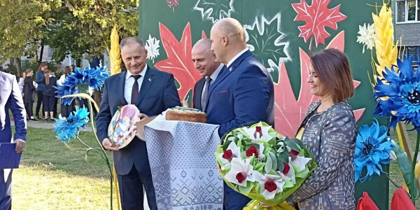 Праздник двора по бульвару Непокоренных, 7,9,11,13 под девизом «Мы единое целое»