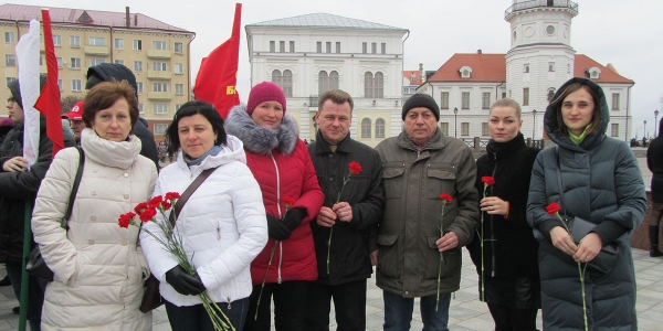 Торжественное возложение цветов