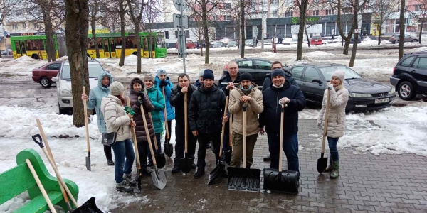Городской субботник по наведению порядка на дворовых территориях жилых домов